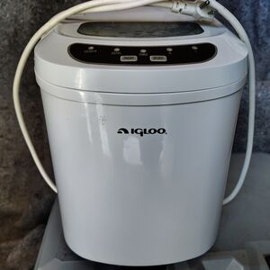 Igloo Silver and White Electronic Ice Maker